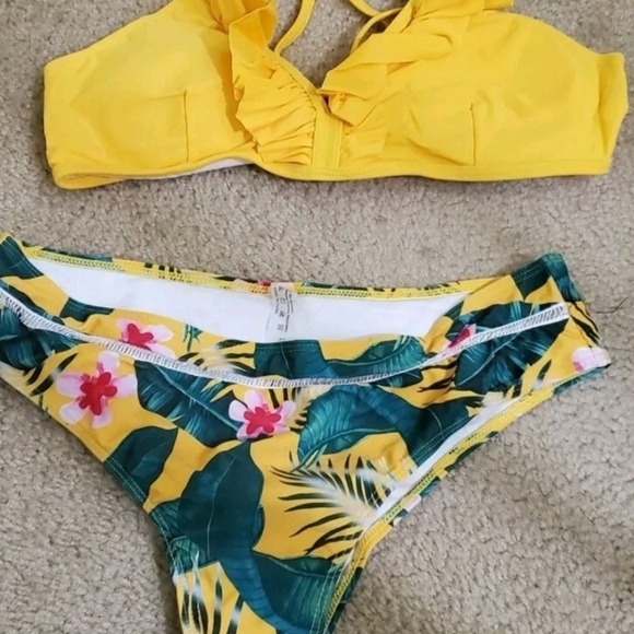 NEW Yellow Ruffle Bikini Top with Floral Bottom - Picture 9 of 12